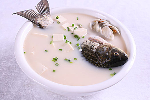 鲫鱼蛤蜊豆腐汤