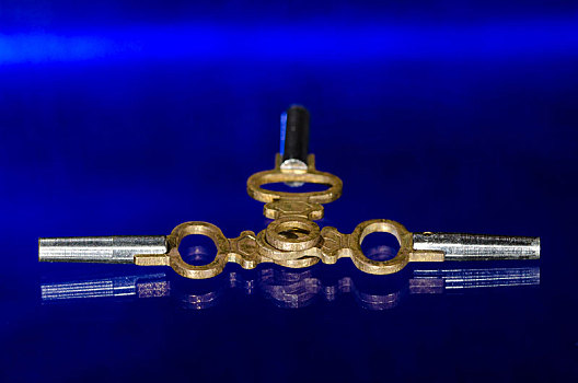 三个,老式,黄铜,怀表,钥匙,蓝色背景,表面