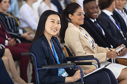 年轻,亚洲人,职业女性,坐,轮椅,听,演讲,会议室