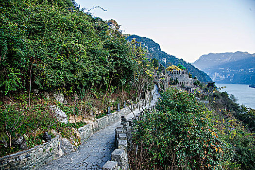 湖北夷陵长江三峡灯影峡里的三峡人家道路