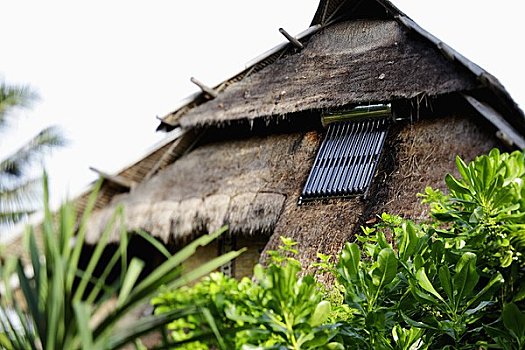 太阳能电池板,茅草屋顶,小屋