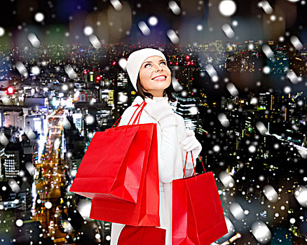 高兴,寒假,圣诞节,人,概念,微笑,少妇,白色,帽子,连指手套,红色,购物袋,上方,雪,城市,夜晚,背景