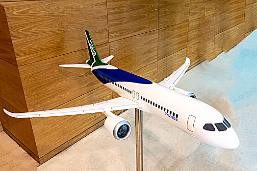 河南省郑州航空工业管理学院,我国自行研制的大型喷气式客机模型