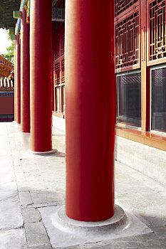 故宫里宫殿的朱漆檐柱