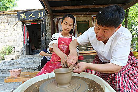 山东枣庄,古村落里体验泥塑制作