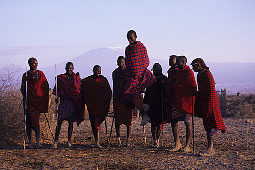 肯尼亚,安伯塞利国家公园,马萨伊,男人,跳高,山,乞力马扎罗山,背景