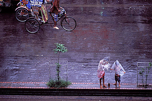 两个男孩,聚乙烯材质,尝试,雨,达卡,城市街道,孟加拉,七月