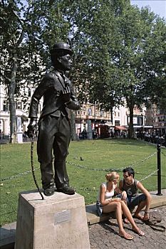 莱斯特广场,查理-卓别林,雕塑,年轻,情侣,伦敦,英格兰