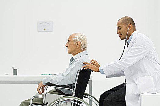 老人,坐,轮椅,医生,听诊器,背影