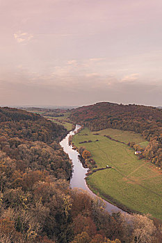 河,秋日树林,俯拍,格洛斯特郡,英格兰,英国