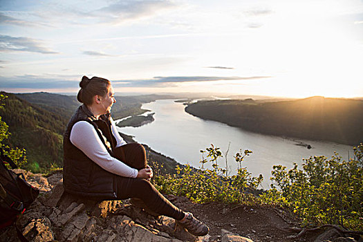 女人,享受,风景,山,休息,哥伦比亚河峡谷,俄勒冈,美国