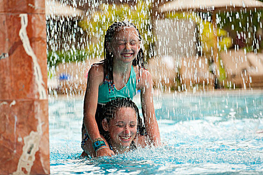 美国维京群岛,圣约翰,两个女孩,玩,肩扛,游泳