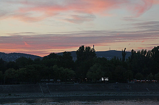 匈牙利国会大厦,链子桥和多瑙河两岸风景
