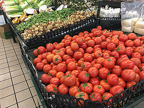 超市里货架上的番茄