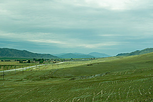 新疆富蕴县途经可可托海,宽广的国道和广袤的田野风光