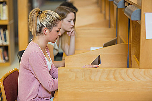 女人,平板电脑,学习,桌子,大学,图书馆