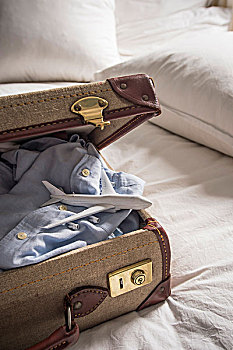 手提箱,床,衬衫,飞机模型