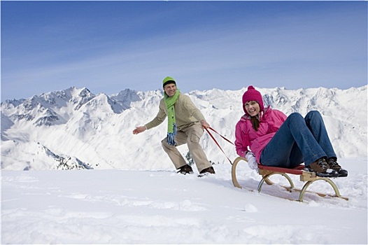 男人,拉拽,女人,向上,滑雪坡,雪撬