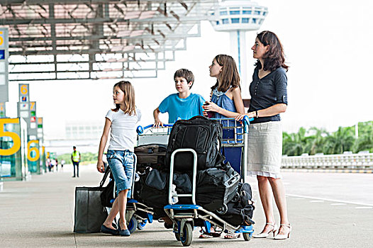 家庭,站立,户外,机场,行李