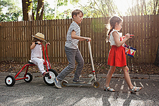 三个孩子,迷你,游行,鼓,骑,三轮车,滑板车