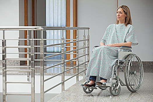 女人,穿,病号服,坐,轮椅,医院,走廊