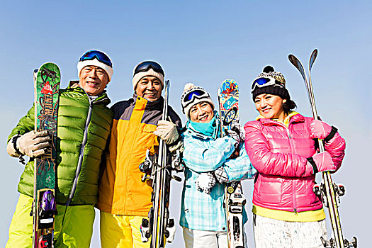 快乐的老年人冬季滑雪