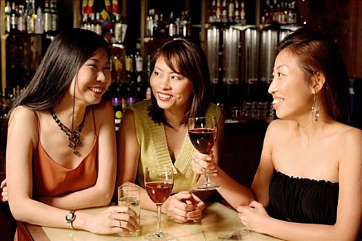 三个女人,拿着,葡萄酒杯