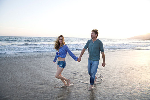 浪漫,中年夫妇,握手,走,海滩