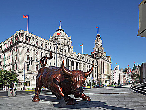 上海外滩金融广场标志性的金牛雕塑
