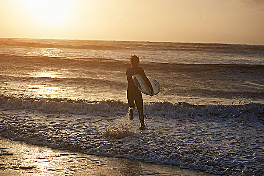 男青年,冲浪,冲浪板,跑,海洋,德文郡,英格兰,英国