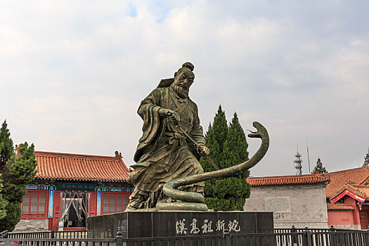 中国河南省永城市汉兴源景区汉高祖斩蛇处雕塑