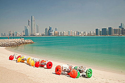 彩色,踏板船,海滩,正面,天际线,阿布扎比,阿联酋,亚洲