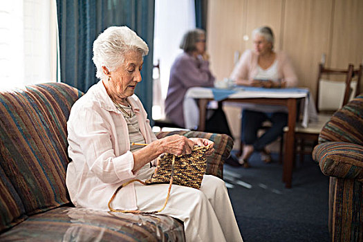 侧面视角,老年,女人,编织品,坐,沙发,老年之家