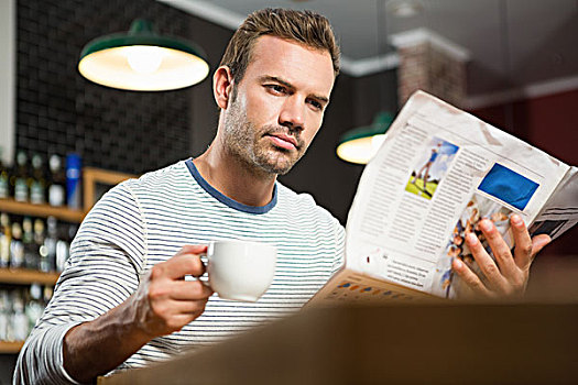 英俊,男人,读报纸,咖啡,酒吧