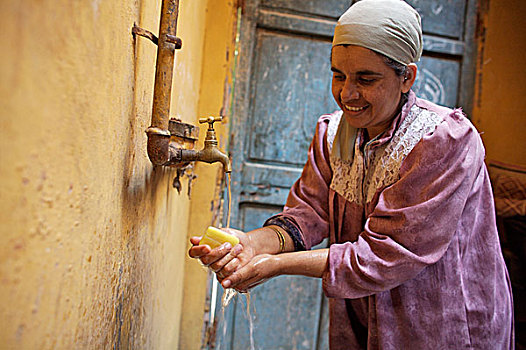 女人,洗,肥皂,预防,禽流感,家,乡村,地区,埃及,六月,2007年