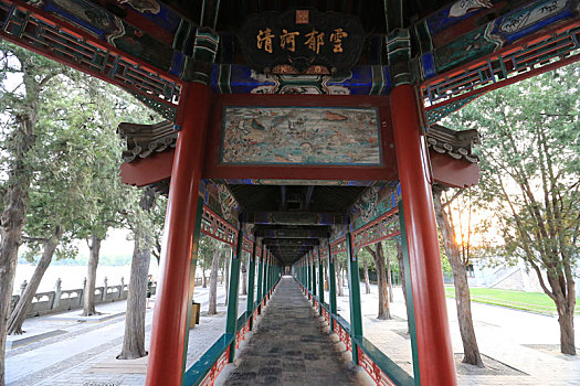 北京皇家园林颐和园长廊