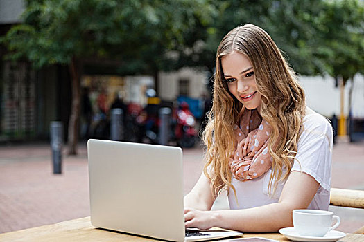 女人,数码,笔记本电脑,坐,桌子,街边咖啡厅