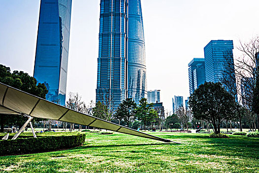 城市公园与上海现代建筑背景