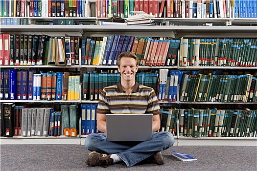 男青年,学习,图书馆,地板,笔记本电脑,双腿交叉,微笑,头像