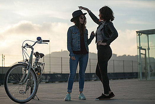 两个,美女,自行车,巴塞罗那,加泰罗尼亚,西班牙