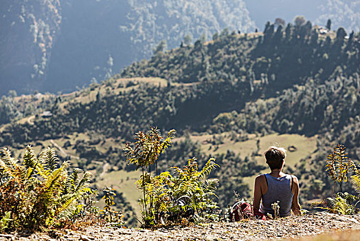 女性,远足,休息,享受,晴朗,风景,北阿坎德邦,喜玛拉雅,山麓