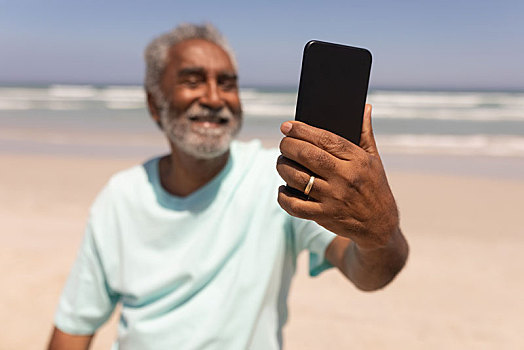 老人,交谈,手机,海滩
