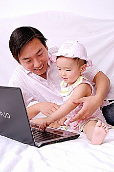 爸爸和宝宝玩电脑