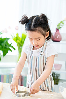 快乐的小女孩在家做饭