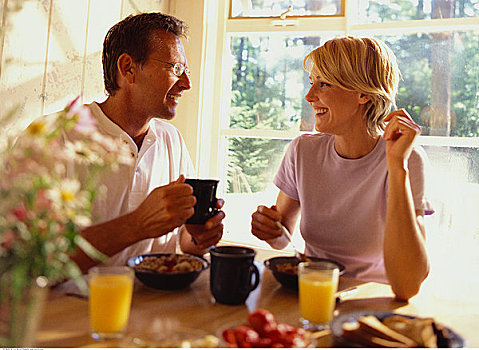 伴侣,吃早餐,交谈,贝尔格莱德湖区,缅因,美国