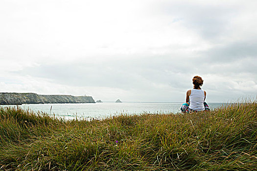 坐,女人,远眺,海滩,半岛,菲尼斯泰尔,布列塔尼半岛,法国