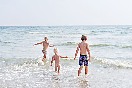三个男孩,走,海洋,海滩