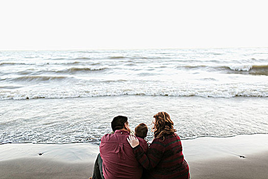 后视图,母亲,父亲,坐,海滩