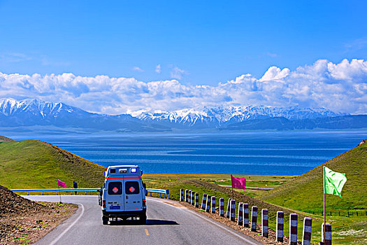新疆,雪山,湖泊,道路,草地