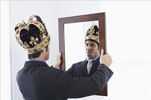 商务人士,皇冠,张望,镜子